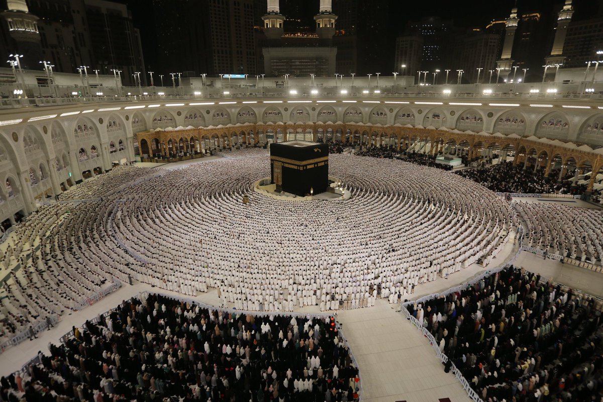 gorgeous4ew's tweet photo. قال تعالى: ﴿وَمَن دَخَلَهُ كَانَ آمِنًا﴾

ساجدين.. آمنين.. مطمئنين، في رحاب المسجد الحرام. https://t.co/0nl9LBYXCc
