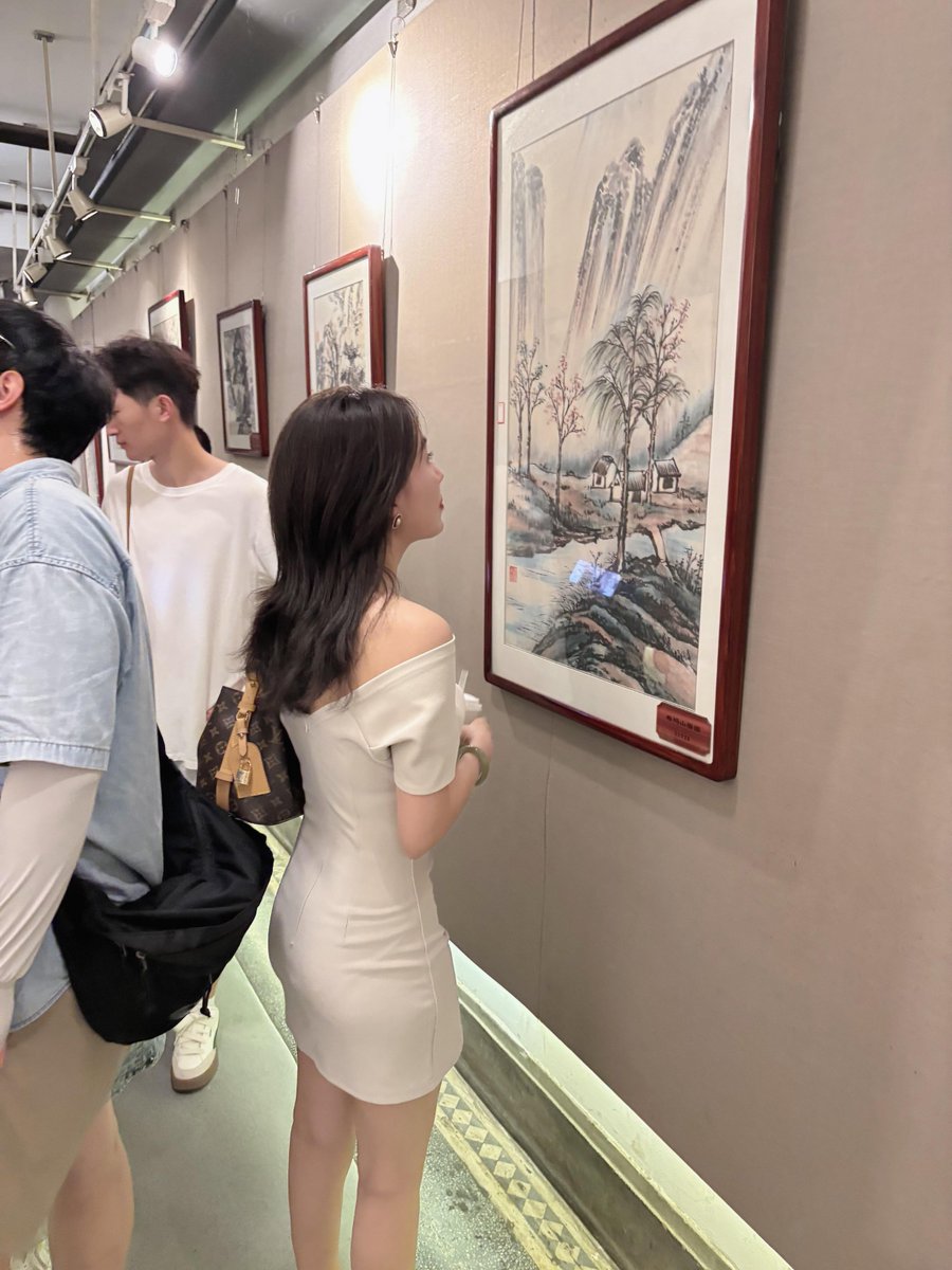 lunarnexus35022's tweet photo. 老师禁欲太久了 拍什么出来感觉都是涩涩的，， https://t.co/lxqrIl2WDs