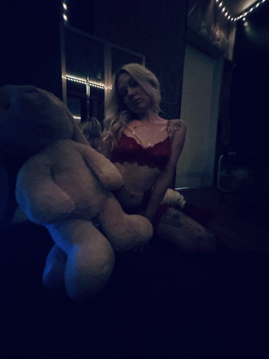 itsrainluxx's tweet photo. Red was a good idea ❤️‍🔥 #red #tatted #tats #ass #BlondeHairDontCare #blonde https://t.co/HlOg1N23MF