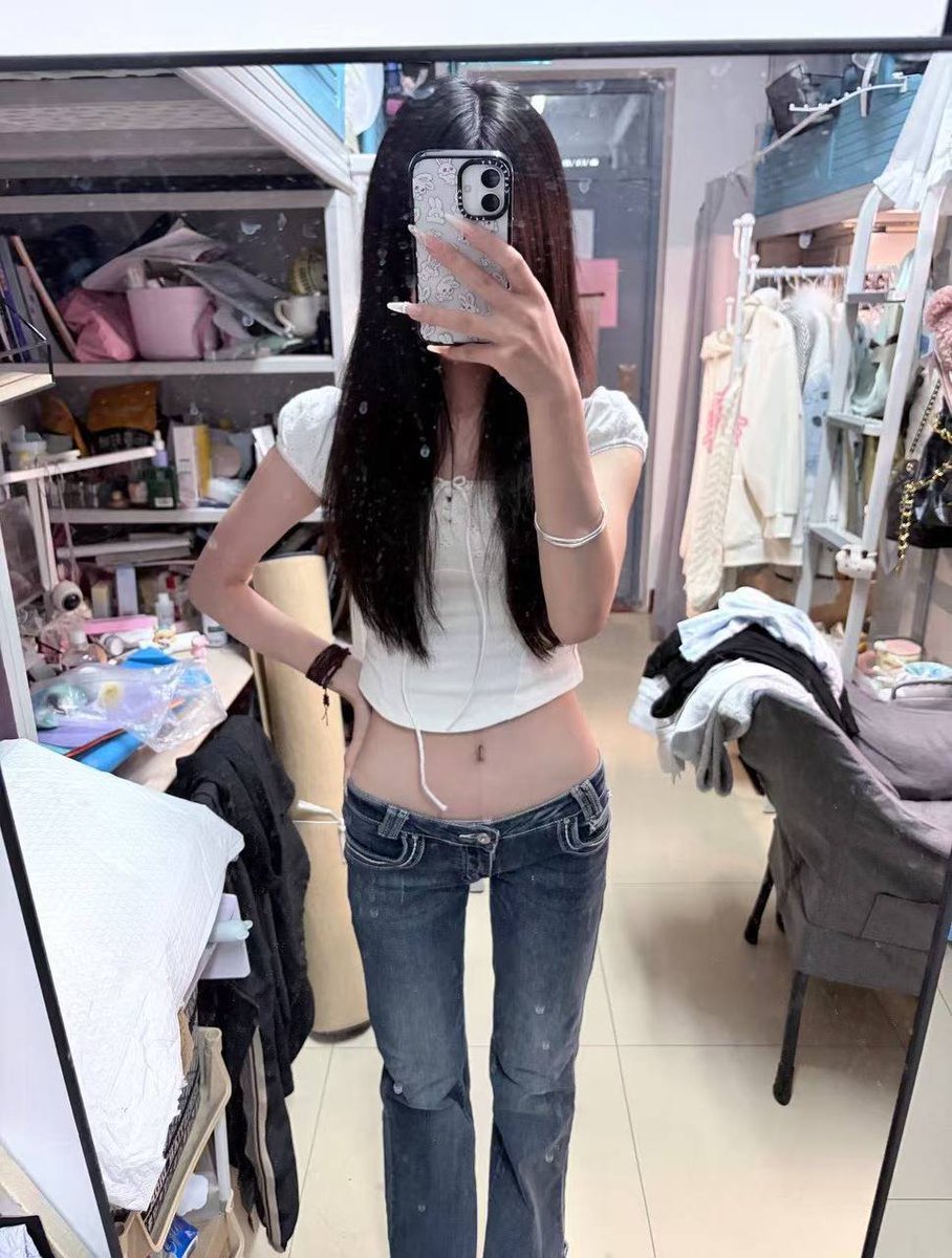 LottieBarbhz's tweet photo. 今天开学啦😭                

有谁要来锐评我18岁女大的福啊？              

心情不好来X发泄了，无📷 🥺 https://t.co/n8UOQRqt58