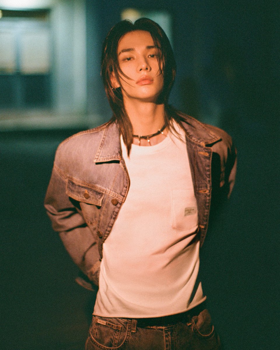 mintmag_th's tweet photo. หลงความฮอต! หนุ่ม #HYUNJIN #StrayKids Global Brand Ambassador ของ GUESS ร่วมแคมเปญใหม่ Fall 2026 ชวนสำรวจแคลิฟอร์เนีย จุดกำเนิดของแบรรนด์ ท่ามกลางบรรยากาศโดดเด่นไปด้วยปั๊มน้ำมันสุดคลาสสิก และรถยนต์วินเทจ ไล่เรื่องราวตั้งแต่กลางวันสู่กลางคืน พร้อมดึงเสน่ห์ไปกับไอเท็มใหม่ทั้งเดนิม แจ็กเก็ต เสื้อฮู้ดดี้ ไผจนถึงเสื้อยืดกราฟิก นอกจากนี้แล้วยังมีไอเท็มพิเศษ GUESS JEANS × The Rolling Stones ที่ถ่ายทอดพลังอิสระ���องดนตรีผสมผสานกับแฟชั่น 💚

#GUESSTHAILAND
#MintNews