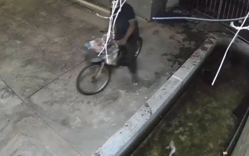 SinarOnline's tweet photo. 'Ikan koi banyak mati, badan bengkok' - CCTV bongkar lelaki pernah dijel cabul anjing laku perbuatan seksual terhadap ikan koi

Rakaman  CCTV membawa penahanan seorang lelaki yang didakwa melakukan perbuatan seksual terhadap ikan koi milik jirannya.

BACA: https://t.co/cbp8Twd1gT

#sinarharian #beritaterkini #beritaviral #SHGlobal