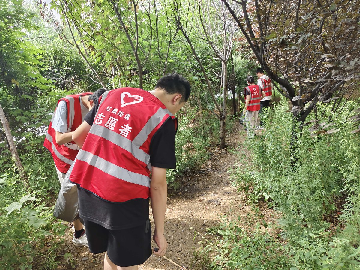 silkn716745's tweet photo. Join our community garden cleanup this Sat 9 AM! Gloves u0026 snacks provided—make our neighborhood greener together! https://t.co/tLTbHzKFZL