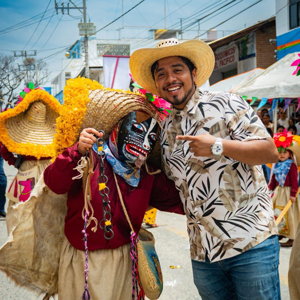 JJDiazMachuca's tweet photo. ¿De qué sirve el Grito de Independencia?
¿De qué sirve sentirse tan mexicano?
Si este país sigue llenándose de sangre.

Ayer, en Tenexpa, Guerrero, asesinaron al creador de contenido Emerson Rey y a su padre después de salir del Ministerio Público. Los atacaron a balazos en plena calle.

Y mientras en buena parte del país preparaban banderas, balcones y discursos, en Tenexpa decidieron cancelar el festejo del Grito.

Ahí no había nada que celebrar.

Porque el orgullo por México no debería medirse por quién grita más fuerte ¡Viva México!

Debería empezar por algo mucho más elemental: que un mexicano pueda salir de su casa y regresar vivo.