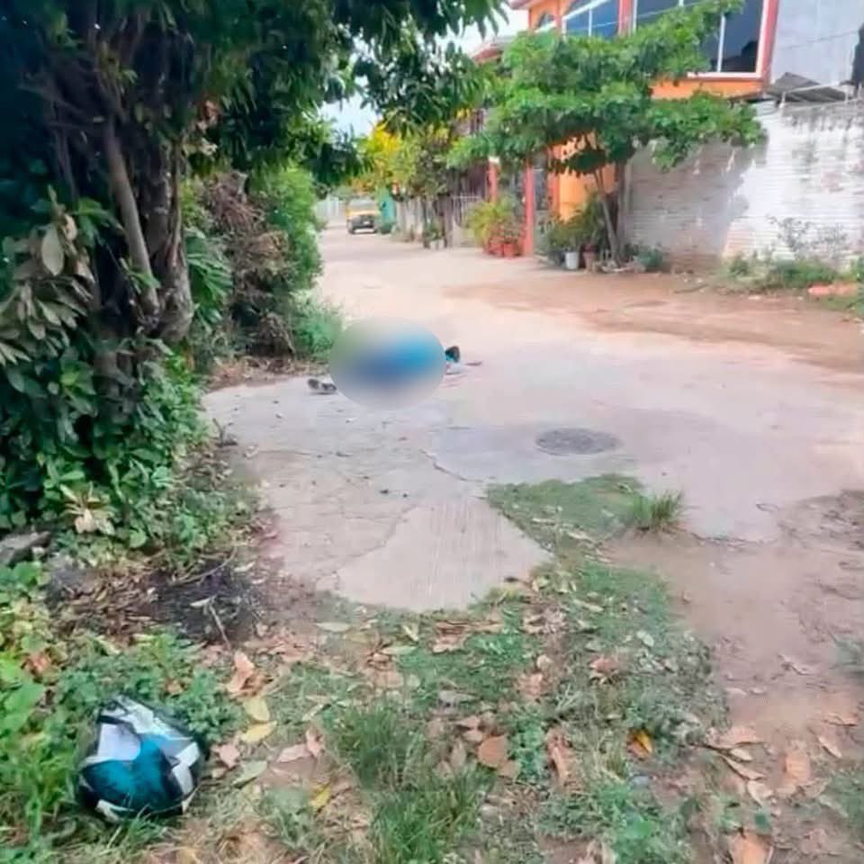 JJDiazMachuca's tweet photo. ¿De qué sirve el Grito de Independencia?
¿De qué sirve sentirse tan mexicano?
Si este país sigue llenándose de sangre.

Ayer, en Tenexpa, Guerrero, asesinaron al creador de contenido Emerson Rey y a su padre después de salir del Ministerio Público. Los atacaron a balazos en plena calle.

Y mientras en buena parte del país preparaban banderas, balcones y discursos, en Tenexpa decidieron cancelar el festejo del Grito.

Ahí no había nada que celebrar.

Porque el orgullo por México no debería medirse por quién grita más fuerte ¡Viva México!

Debería empezar por algo mucho más elemental: que un mexicano pueda salir de su casa y regresar vivo.