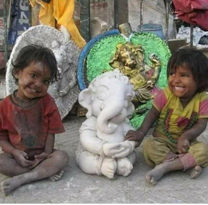 rani_py's tweet photo. No filters, no poses. Just pure happiness with Bappa. https://t.co/kaXy3xDis9