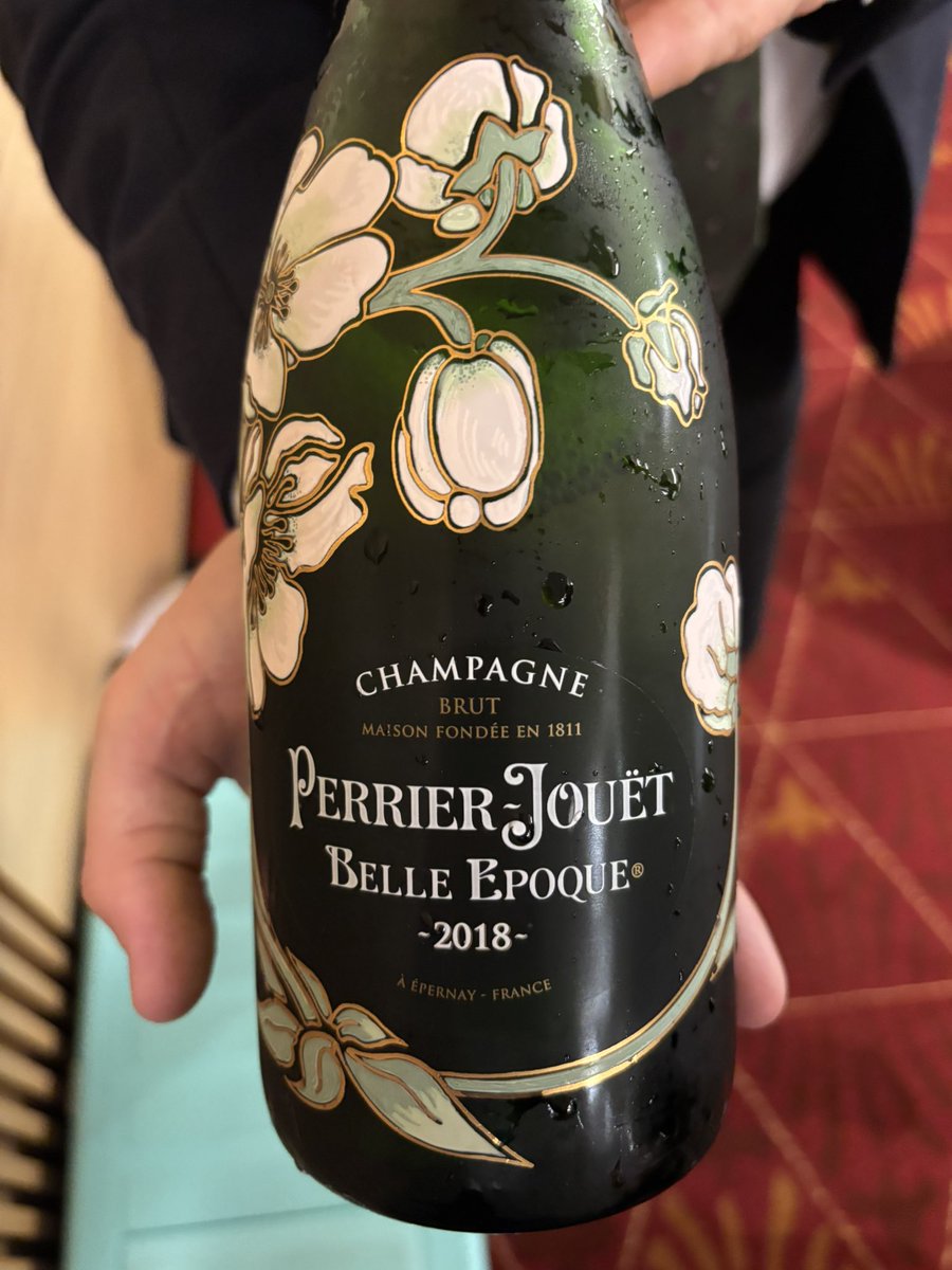 Tsuuuukasaaa's tweet photo. 奮発しすぎでしょ🍾 https://t.co/FxHCDpMgrs
