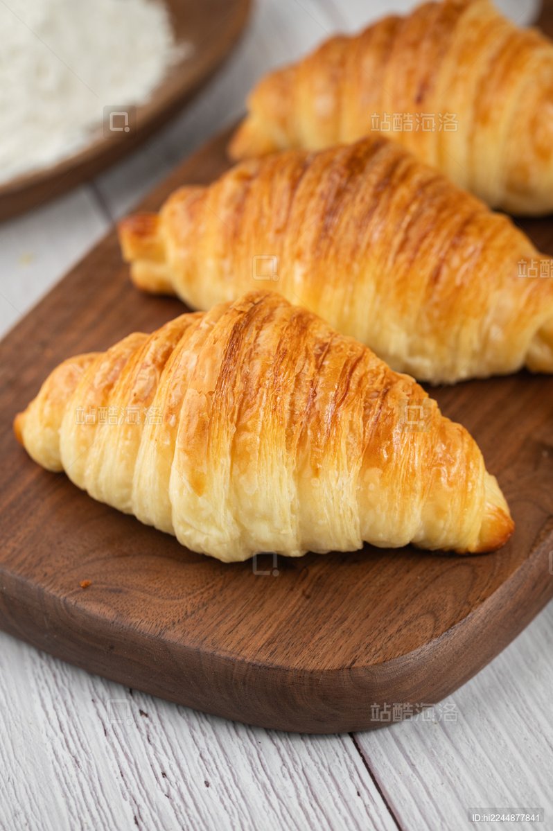 amirp260316's tweet photo. Just grabbed a warm, flaky croissant from the corner bakery—sunshine + buttery crumbs make this afternoon perfect. https://t.co/A2YtgOllHP