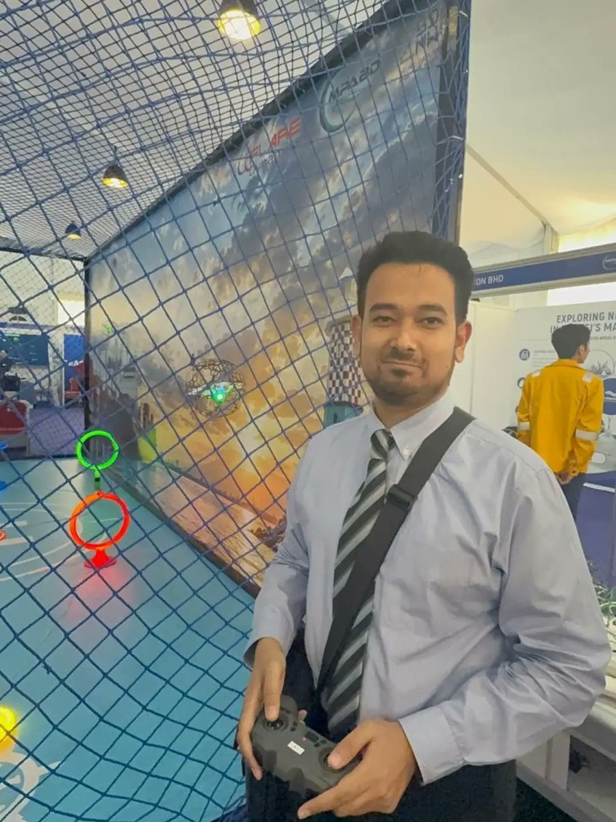 audreyrobir7e4's tweet photo. An absolute privilege to test cutting-edge drone technology with Flare Dynamics at Brunei Energy Hub Dermaga Diraja. Beyond the impressive flight demos, the highlight was exploring how this technology can support special education through https://t.co/eMqQsnRhj9