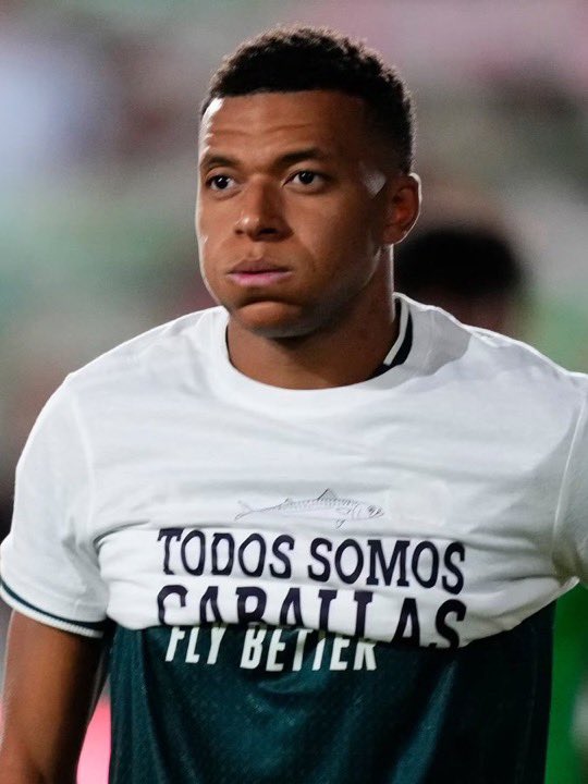 claudiaaict's tweet photo. Vini Jr. e Mbappé enrolaram a camisola para esconder a mensagem de apoio a Ceuta antes do jogo do Real Madrid.

Enquanto jogam à bola, uma criança em Ceuta é violada.

Há gestos que dizem tudo.

São um lixo! https://t.co/1kLhu0z1Qe
