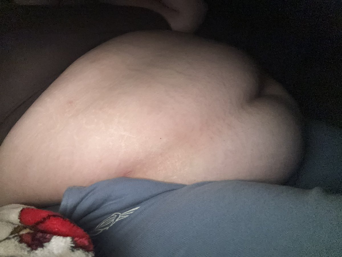 strawberryycoke's tweet photo. don’t mind me, i’m just being a couch potato :p i have definitely gained weight :0 can you tell??? 

#feedeebelly #feederism #bigbelly #feedeetwt #curvy #bbw https://t.co/5pF2R6kBDn