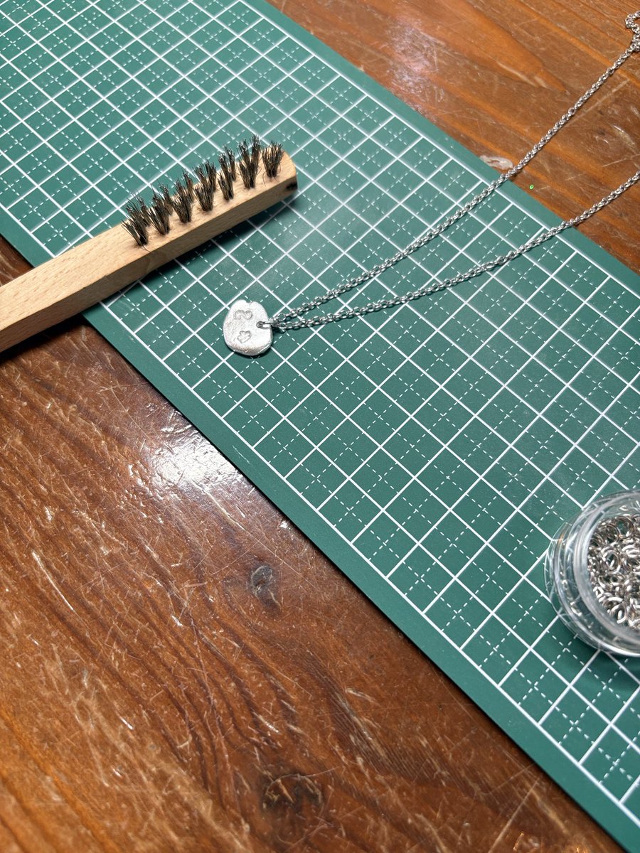 shu99silver's tweet photo. 今日はアトリエにペンダントトップ作り体験の方がいらっしゃいました！
すごい可愛い仕上がりに思わず拍手👏👏👏

#シルバーアクセサリー　#ワークショップ https://t.co/jM5uFAI2yB