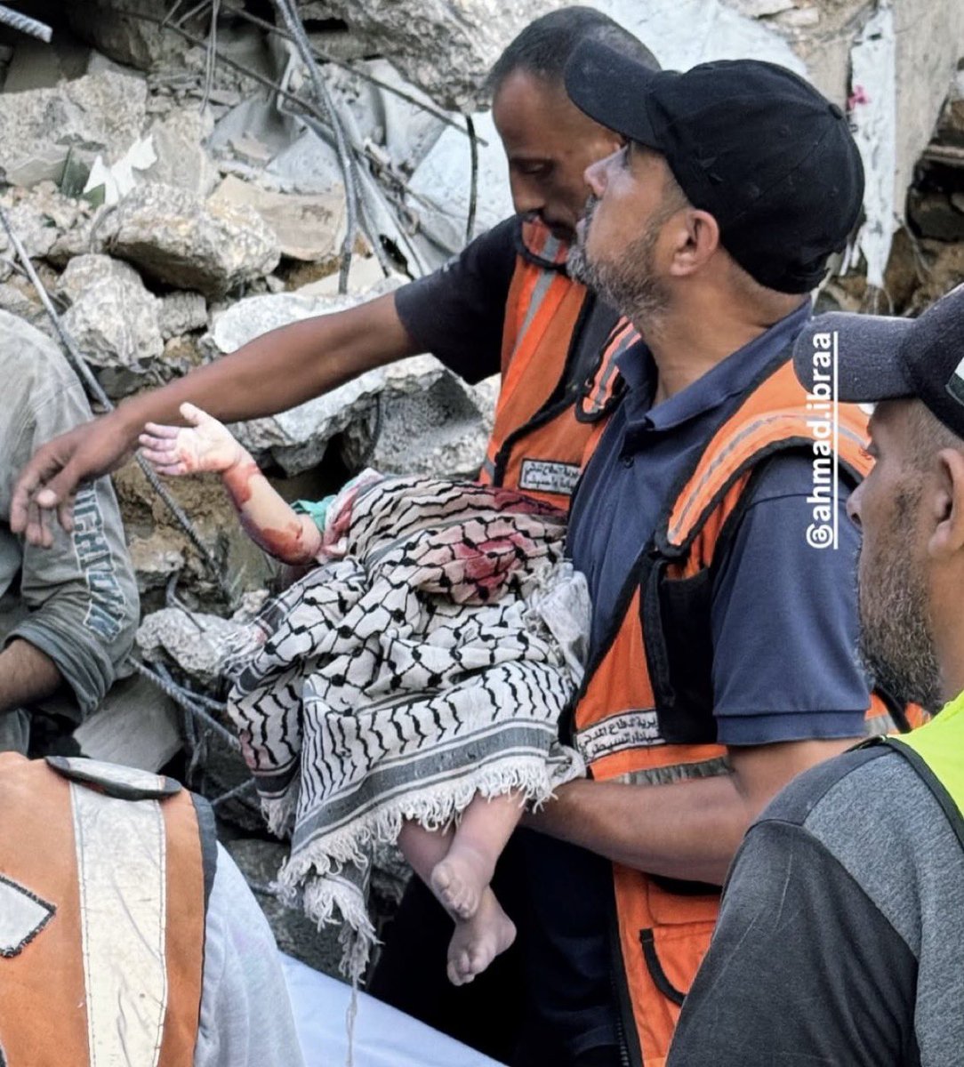gazanotice's tweet photo. 🚨 BREAKING :A baby has been recovered dead from beneath the rubble of a residential building that collapsed overnight west of Gaza City.

The building had been previously weakened by Israeli bombardment and was sheltering six Palestinian families. At least 8 Palestinians have been killed, 13 injured, while around 60 civilians, including children and families, remain missing.

Civil Defense teams continue searching through the rubble with critically limited rescue equipment.