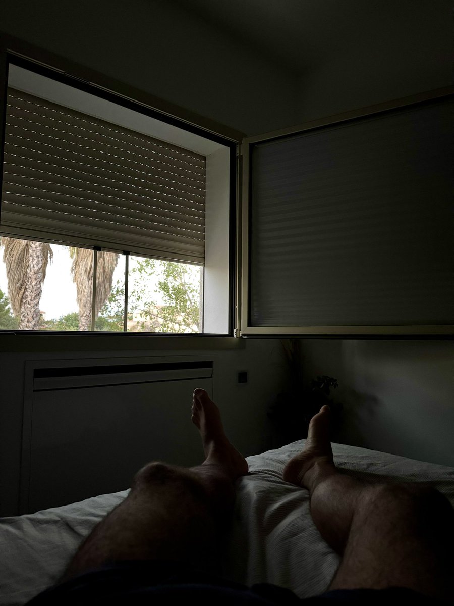 peppebr1's tweet photo. È l'ora di alzarsi.

It's time to get up.

🌅

#onthebed #earlywakeup #morning #legs #morningshadows #barefeet #aroomwithaview #nature #wind https://t.co/0lfKtxh5hV