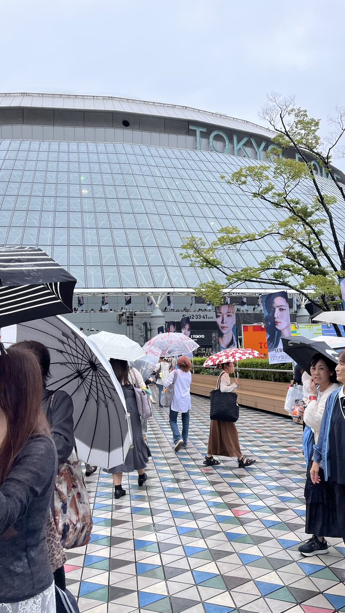 p140xUx's tweet photo. @fnt_ini 現在写真の場所周辺にいます！フラッグのあたりです
2枚目の画像の柄の傘をさしています☂️ https://t.co/9jRvhm9X3X