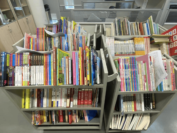 cedaw735303's tweet photo. Got a pile of old clothes u0026 books taking up space Spend 10 mins sorting them today—donate what you don’t need, keep only what sparks joy. Small tidying makes big calm. https://t.co/NBQIv7ZtBN
