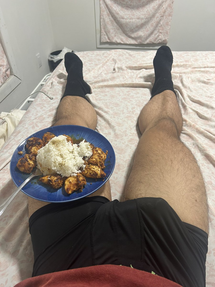RippedSocks's tweet photo. Cookin din din, you can choose dessert ;)

#jock #hunk #daddy #gym #gymbro #meal #food #cooking https://t.co/gBJHhlT3u9