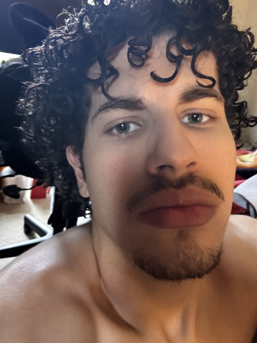 jam3sjo1nt's tweet photo. I'm takin' thirst traps in the mirror in my room https://t.co/e811y6iVRW