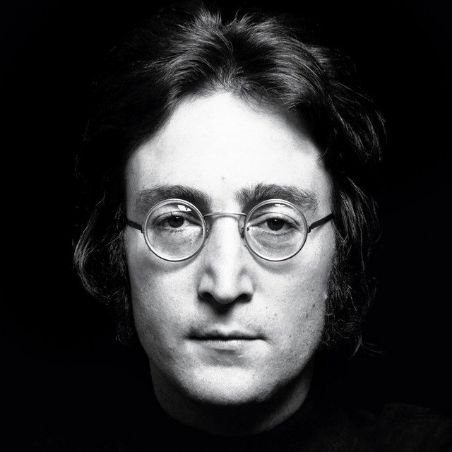AugusteBardamu's tweet photo. L'auteur de l'hymne absolu à la paix et à la fraternité battait les femmes à huis clos.

L'industrie musicale a érigé John Lennon en figure christique de l'amour universel.

La culture populaire vénère l'icône hippie qui chantait la douceur et l'harmonie entre les peuples.

Les faits dévoilent un agresseur chronique, d'une violence physique et psychologique redoutable.

Le prophète de la non-violence a lui-même documenté sa propre sauvagerie peu avant sa mort.

Dans une interview historique accordée au magazine Playboy en 1980, il avoue froidement qu'il était un batteur de femmes.

Il confesse s'être attaqué physiquement à toutes les femmes de sa vie, justifiant qu'il frappait parce qu'il était incapable de s'exprimer autrement.

Sa première épouse, Cynthia Powell, a brisé le silence dans ses mémoires pour raconter l'envers terrifiant du conte de fées.

Elle y décrit un homme ravagé par une jalousie maladive, capable de la frapper violemment au visage au moindre accès de rage.

Cette fureur destructrice ne se limitait d'ailleurs pas à l'intimité de son foyer conjugal.

En 1963, lors d'une réception mondaine, l'idole de la jeunesse a massacré à mains nues le présentateur Bob Wooler pour une simple plaisanterie.

Le chanteur a roué de coups de pied l'animateur au sol avec une telle sauvagerie qu'il lui a brisé les côtes.

Lennon avouera lui-même plus tard qu'il l'aurait littéralement battu à mort si d'autres invités ne l'avaient pas arraché à sa victime.

Cette brutalité sanglante était méthodiquement étouffée par la machine de relations publiques de son entourage pour protéger la vente des disques.

Le mythe de l'amour absolu avec Yoko Ono dissimulait lui aussi une toxicité et une obsession du contrôle glaçantes.

Sous couvert de passion fusionnelle, l'icône de la liberté obligeait sa nouvelle épouse à l'accompagner jusque dans les toilettes par une jalousie possessive et paranoïaque.

La cruauté du pacifiste s'étendait surtout à la destruction psychologique de sa propre descendance.

Derrière les slogans, les fleurs et les sit-in pour la paix, son fils aîné Julian, né de son mariage avec Cynthia Powell, fait les frais d'un effacement méthodique.

Pour construire son nouveau storytelling de père idéal et dévoué avec Yoko Ono, l'idole sacrifie purement et simplement son premier enfant.

Pendant qu'il s'affiche fièrement devant les caméras pour élever son second fils Sean, il renie publiquement le premier.

Il l'abandonne émotionnellement et va jusqu'à le qualifier dans la presse d'erreur née d'une bouteille de whisky.

Le monde continue de pleurer le martyr de la paix en allumant des briquets sur Imagine.

Derrière la légende se cache un tyran impulsif, qui a monétisé l'harmonie mondiale tout en massacrant physiquement et psychologiquement son entourage.