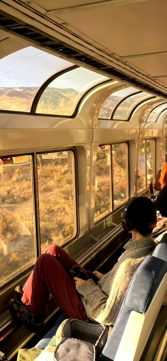 bonbr874059's tweet photo. Just hopped on the morning train to meet friends at the coastal café—sun’s peeking through the windows, commute’s already off to a lovely start!， https://t.co/FVIm8YDYy7
