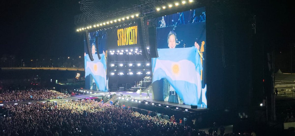 Mimilvbinni's tweet photo. Tenes que cerrar estadio ya fue
#StrayKids #StrayCIty #SKZFirstTimeArg #Stay https://t.co/JGiwDrlReL