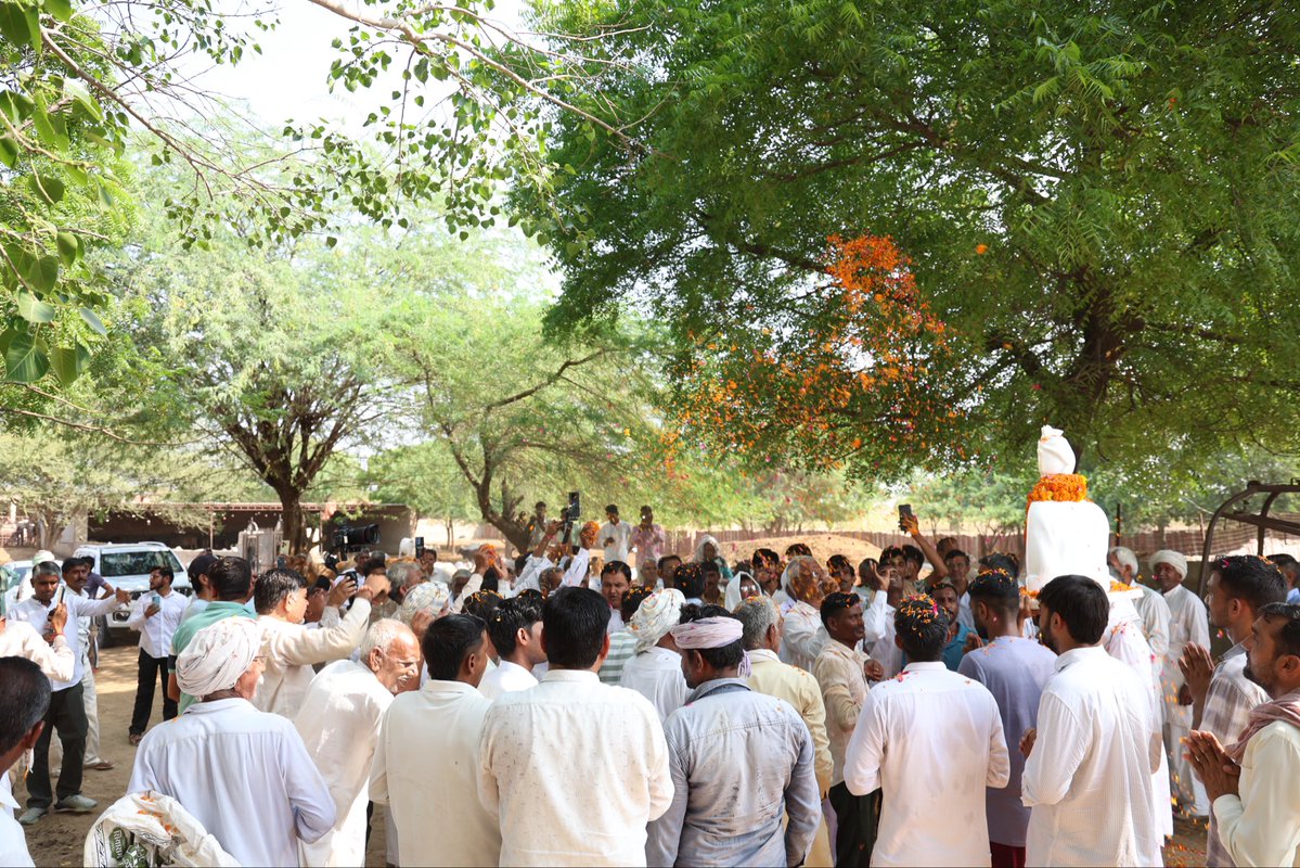 SaintRampalJiM's tweet photo. बनियाला, ढाणीमाना, भाड़गमं, तारानगर, चूरू (राजस्थान) में संत रामपाल जी ने दिया 1300 क्विंटल सूखा चारा + 30×200 फीट शेड + जॉन डियर ट्रैक्टर लोडर + टैम्पो सेवा https://t.co/VuD8EArbJD