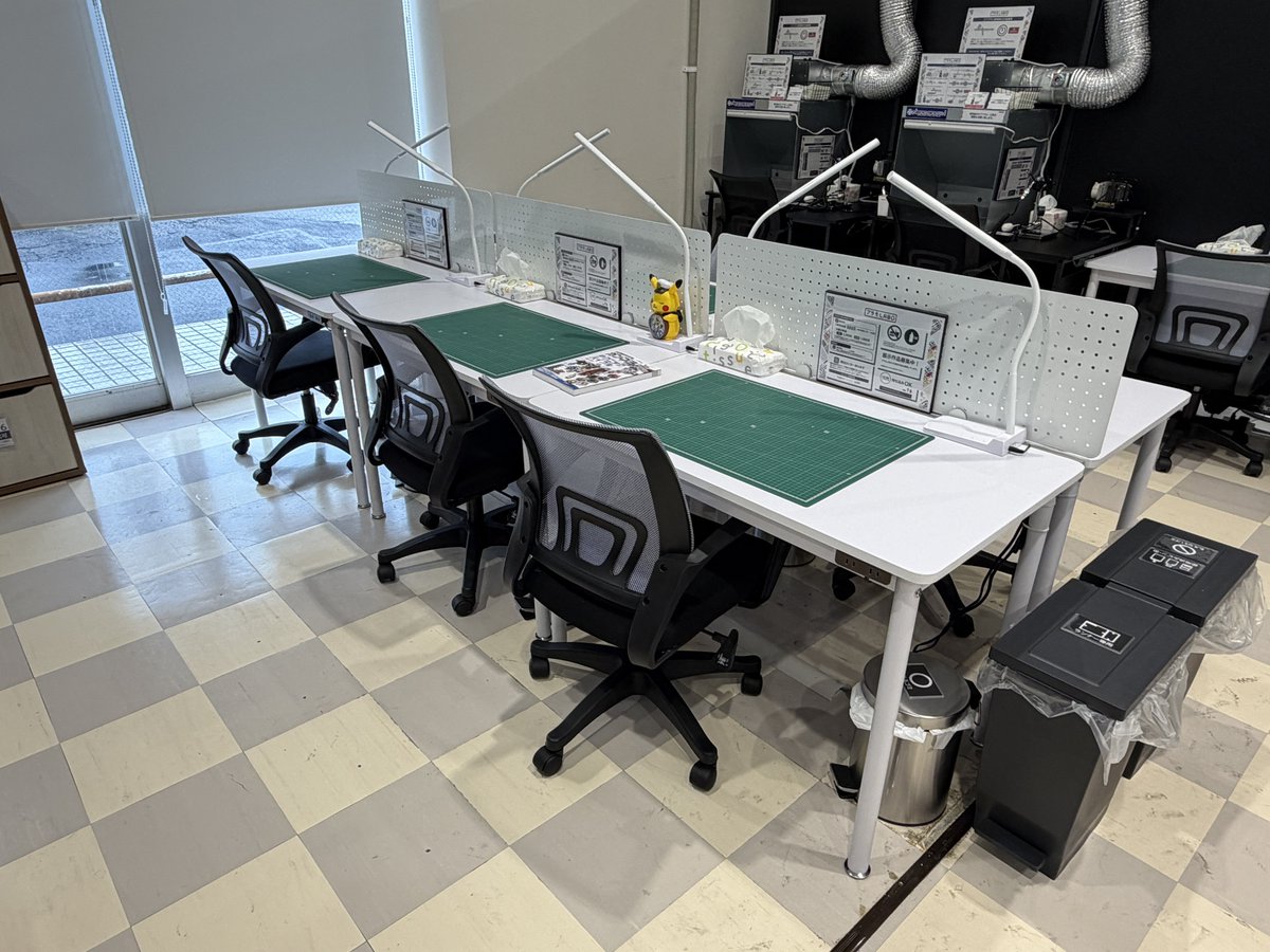 BA_KSKPL's tweet photo. 座席は8席あり広々した空間で作業する事ができます。
塗装ブースは2席あり、使い方等も貼ってありますので安心してお使い頂けます！
また、作業が途中で終わってしまった場合もロッカーがありますのでご活用ください🙌
来店、お電話どちらでもご予約できますので、皆様のご来店をお待ちしております☺️ https://t.co/uMTS1sfN8b