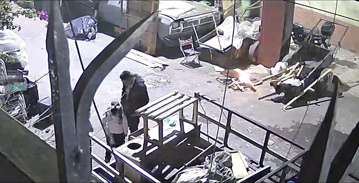 danmar2411's tweet photo. @seguridadneza Por favor, manden una unidad a la calle 28 de Maravillas entre Valle de Bravo y Malinalco, estamos en medio de colchones, basura y muebles viejos y todavía se ponen a prender fogatas y quemar cuetes. Urge por favor. https://t.co/UpJSRu1VMG