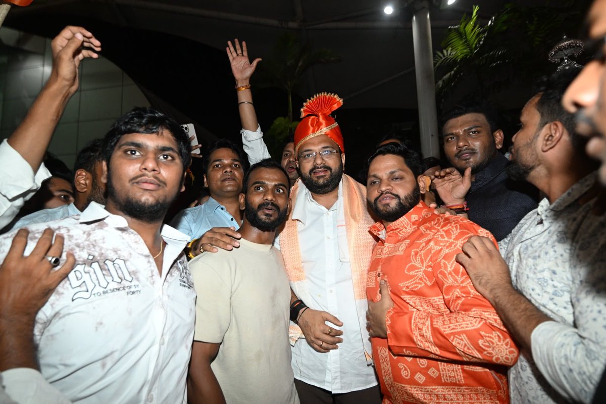 drhemangjoshimp's tweet photo. 🪷 संगठनात्मक प्रवास | मुंबई 🪷

मुंबई नगरी में कदम रखते ही युवा मोर्चा के साथियों द्वारा मिले आत्मीय स्वागत और स्नेह ने दिल जीत लिया। ❤️
मुंबई है भाई… यहाँ स्वागत सिर्फ़ होता नहीं, पूरे दिल से किया जाता है! 🙌🚩
इस अपार स्नेह, अपनापन और जोश के लिए सभी साथियों का दिल से धन्यवाद!
-----------
मुंबई नगरीत आगमन होताच युवा मोर्चाच्या सहकाऱ्यांनी केलेल्या आत्मीय स्वागताने मन भरून आले. ❤️
मुंबई आहे भाऊ… इथे स्वागतही दिलखुलास होतं आणि आपलेपणाही अगदी मनापासून! 🙌🚩
या प्रेमळ स्वागतासाठी आणि आपुलकीसाठी सर्व सहकाऱ्यांचे मनःपूर्वक आभार! ❤️