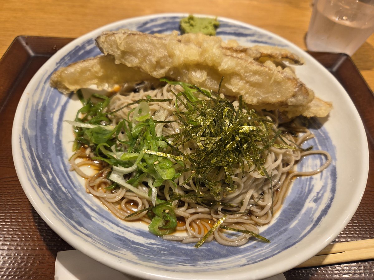 Kotaro2304's tweet photo. 東京駅で冷やしごぼ天そば。
おいしゅうございました。
その後、あんみつ…食べ過ぎ(笑) https://t.co/siAxK1g2b0