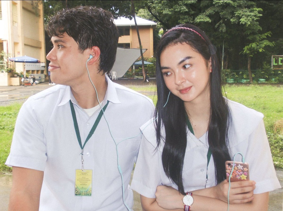 TeamKaiKyleOFC's tweet photo. It’s giving academic 𝙖𝙘𝙖𝙙𝙚𝙢𝙞𝙘 𝙖𝙘𝙝𝙞𝙚𝙫𝙚𝙧 𝙛𝙡 𝙭 𝙘𝙖𝙢𝙥𝙪𝙨 𝙝𝙚𝙖𝙧𝙩𝙩𝙝𝙧𝙤𝙗 𝙢𝙡 and we're so here for it! 😭🩵

They look so good in a school setting! This kind of role suits them perfectly. Can’t wait to see Marife and Jose Mari come to life!

#KaiKyle https://t.co/526xQMaPY9