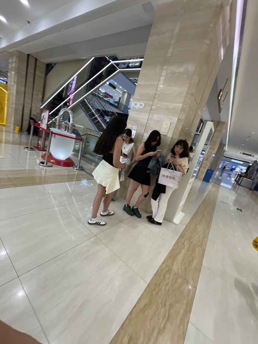 liveoldJoe's tweet photo. 商场偶遇一位妈妈带着三个女儿
手上提着刚买旗袍
不的说说
老外在花期的颜值和身材真的没得说
#少妇 
#人妻
#大学生
#包臀
#淫妻 https://t.co/1V8elPJPRH
