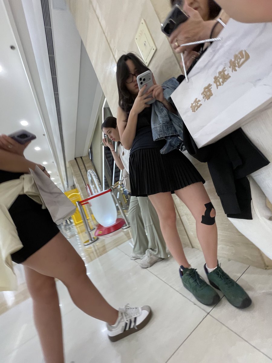 liveoldJoe's tweet photo. 商场偶遇一位妈妈带着三个女儿
手上提着刚买旗袍
不的说说
老外在花期的颜值和身材真的没得说
#少妇 
#人妻
#大学生
#包臀
#淫妻 https://t.co/1V8elPJPRH