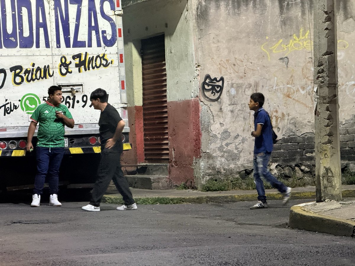 bobblackdragon's tweet photo. @SSC_CDMX @OVIALCDMX @UCS_GCDMX  Y va de nuevo el reporte de pirotecnia ilegal, dos adultos y niños en la esquina de Educación Pública y callejón Vicente Guerrero, colonia Estrella Culhuacán, alcaldía Iztapalapa; de los mismos que se dicen cuidados por la policía del sector https://t.co/g8hd3EyL0k