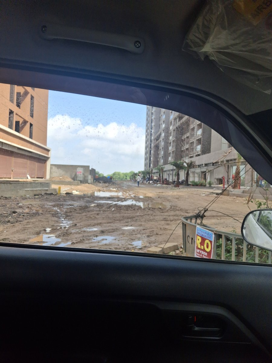 nikunj14792's tweet photo. Road and infra situation in state  capital Gandhinagar.  From 3 years we are requesting .Few weeks back temporary arrangement done .but it made situation worst instead of improvement. 
@CollectorGnr https://t.co/pneh0qwmME