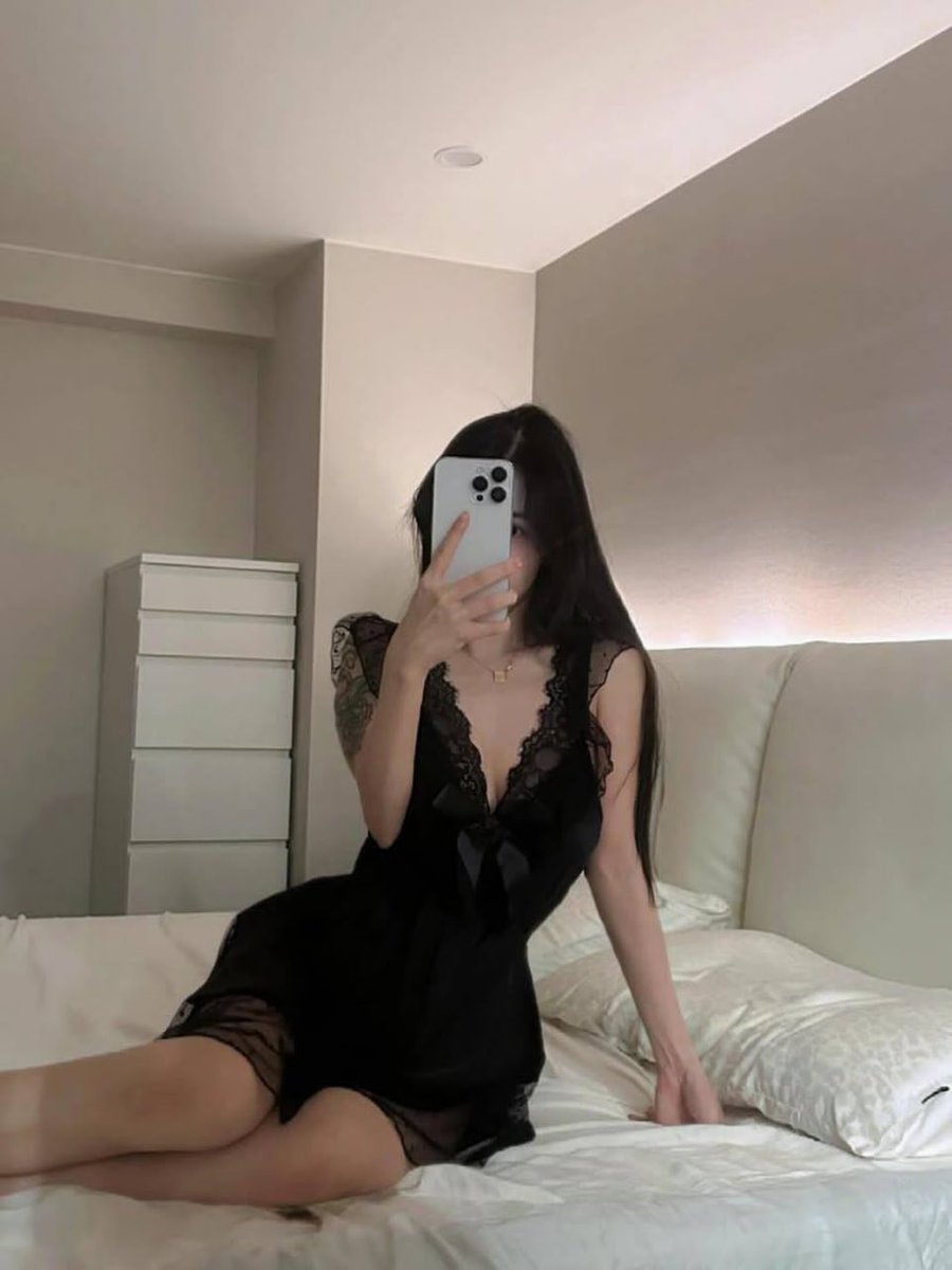 mpodela's tweet photo. 月饼好吃还是我好吃？ #反差 #女大 https://t.co/VL9JhpU1pm