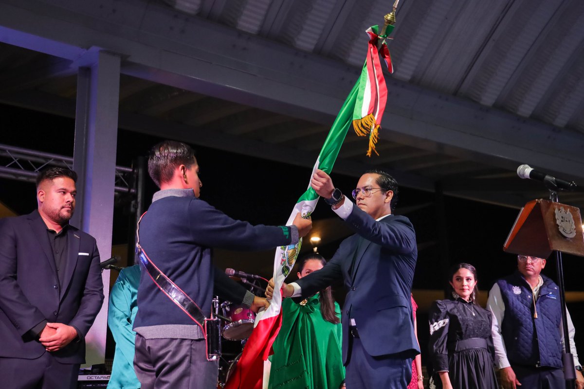 JosueGro's tweet photo. Como ya es tradición, esta noche dimos el Grito de Independencia junto con las y los vecinos de Los Olvera y Santa Bárbara.

Fue un gusto compartir esta celebración con las familias de ambas comunidades y mantener vivas nuestras tradiciones, recordando con orgullo la historia que nos une como mexicanos.

¡Viva Corregidora!
¡Viva Querétaro!
¡Viva México!