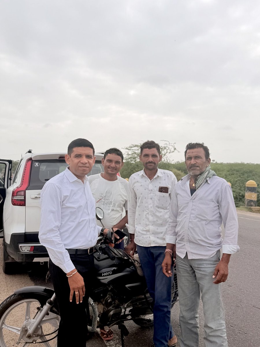RAMSINGHKH18827's tweet photo. जयपुर जाते समय मिले फैन्स 🙏 https://t.co/7uQmr8KrvO