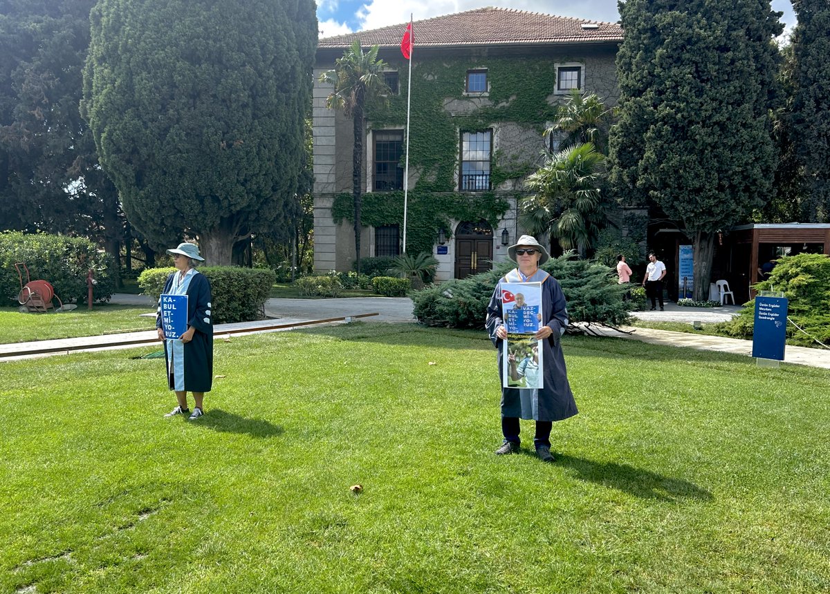 yunusunbabasi's tweet photo. 14 Eylül 2026 Boğaziçi Üniversitesi Akademisyenleri Nöbeti no. 1394. Direnişin 6. yılı/2080. günü @UniBogazici #KabulEtmiyoruzVazgeçmiyoruz
September 14, 2026 Bogazici University Faculty Vigil #1394/6th year/2080th day of the resistance @unibogazici_en #WeDoNotAcceptWeDoNotGiveUp https://t.co/8fCz0FX00D