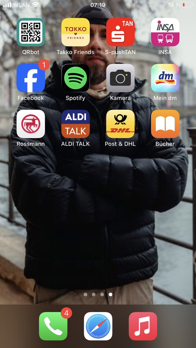 RegenKoenigin's tweet photo. - Wallah! Warum hast du diesen Mann auf deinem Hintergrund Bild? 
- …
- Ist er so sehr alles, Alles für dich?
- …
- Er liebt dich nicht! 
- Ist mir egal. https://t.co/uiQ3Cni4Rg