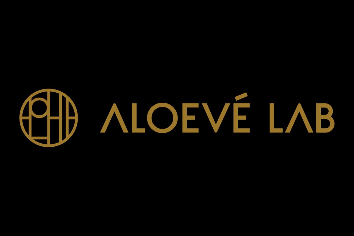 MUSUBI_CREATIVE's tweet photo. ALOEVEの英字を用いてマークを構成し、京都本社という文脈から、伝統性を感じさせる家紋のニュアンスをベースにデザインしています。幾何学的な線を用いることで、モダンな印象に仕上げています。「O」をアクセントとして象徴的に配置し、太陽を想起させるポイントとすることで、肌の美しさを呼び覚ますことを表現しています。
https://t.co/dtTgDMhIpo

#logo #ロゴデザイン #CI #vi #化粧品 #化粧水 #cosmetics #musubi_inc #musubi #株式会社むすび