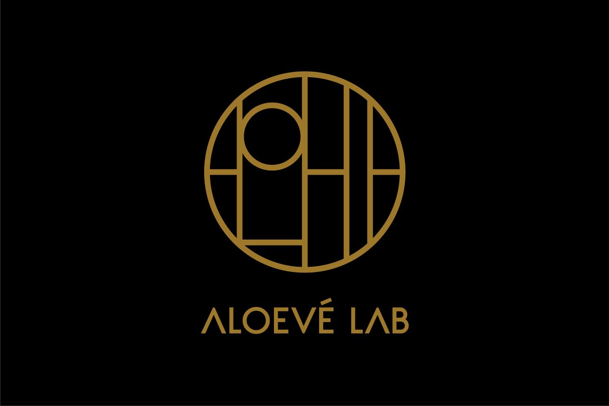 MUSUBI_CREATIVE's tweet photo. ALOEVEの英字を用いてマークを構成し、京都本社という文脈から、伝統性を感じさせる家紋のニュアンスをベースにデザインしています。幾何学的な線を用いることで、モダンな印象に仕上げています。「O」をアクセントとして象徴的に配置し、太陽を想起させるポイントとすることで、肌の美しさを呼び覚ますことを表現しています。
https://t.co/dtTgDMhIpo

#logo #ロゴデザイン #CI #vi #化粧品 #化粧水 #cosmetics #musubi_inc #musubi #株式会社むすび