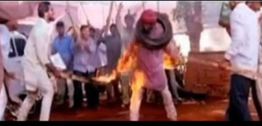 Bhushanlalb's tweet photo. बेशर्मी की भी कोई हद होती है  @SupriyaShrinate कल तक विदेशी जासूस 

बाल डांसर @arvindkejriwal को जितने के नई 

दिल्ली विधान सभा क्षेत्र में  वोट दे रही थी।

आज़ पंजाब में इलेक्शन के वक्त घर घर नाश 

याद आ गया। 

फिर से पंजाब को लुटने के लिए कह रही है ना ❓

बारी बारी दोनों पार्टियों ने यानि  #congress और 

#AAP ने पंजाब का बेड़ा गर्ग कर के  छोड़ दिया।

#कांग्रेस ने चुन चुन कर 17000 सिखों को पैट्रोल 

और डीजल ढाल कर जिंदा जलाया। किस मुंह से 

कोंग्रेस उन्हीं सिखों से वोट मांगती है