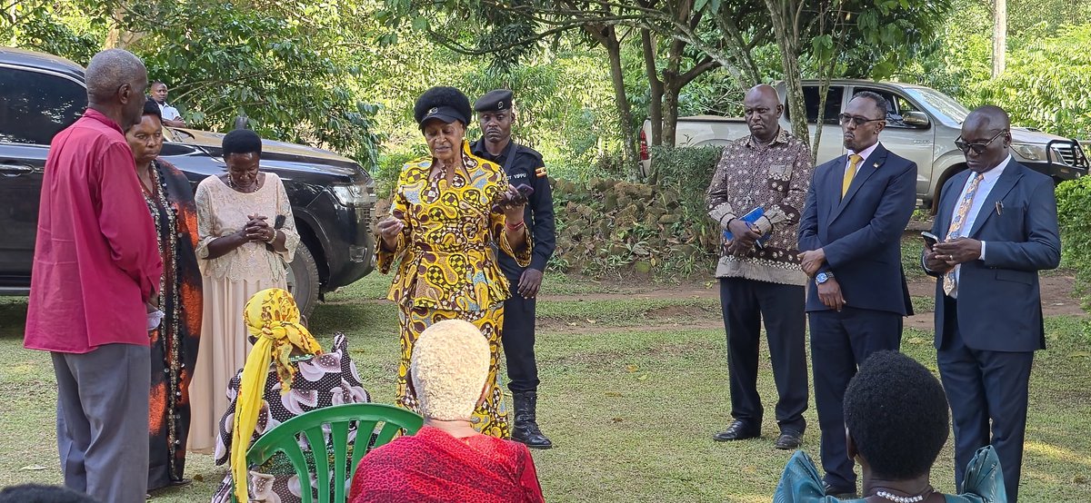 Mglsd_UG's tweet photo. Older persons have requested Minister Mbabazi to explore ways of putting in place a health insurance scheme for the older citizens, to enable them to access good health care in their communities. The social grants should also be increased, they asked. https://t.co/1GN2tcccif