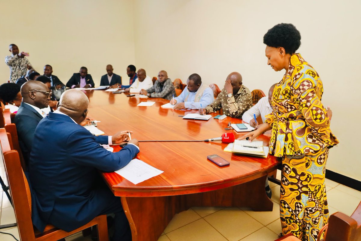 Mglsd_UG's tweet photo. Older persons have requested Minister Mbabazi to explore ways of putting in place a health insurance scheme for the older citizens, to enable them to access good health care in their communities. The social grants should also be increased, they asked. https://t.co/1GN2tcccif