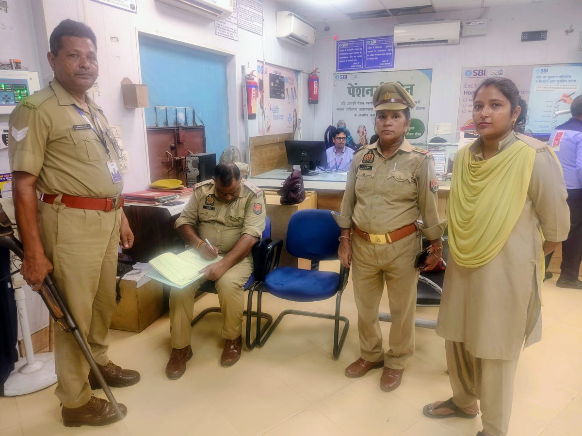budaunpolice's tweet photo. #SSP @budaunpolice के निर्देशन में अपराध/अपराधियों पर नियंत्रण के दृष्टिगत #थाना_कोतवाली पुलिस द्वारा #बैंक_चेकिंग अभियान चलाकर बैंक/एटीएम तथा आस-पास संदिग्ध व्यक्ति/वाहनों की चेकिंग की गई, बैंक सुरक्षा ड्यूटी पर लगे सुरक्षाकर्मियों को आवश्यक दिशा-निर्देश दिये। https://t.co/10uJW8g1CV
