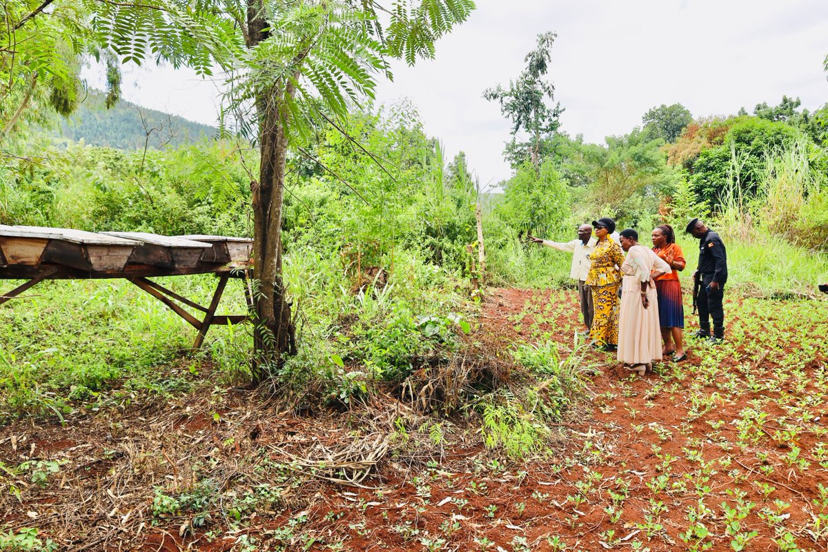 Mglsd_UG's tweet photo. Older persons have requested Minister Mbabazi to explore ways of putting in place a health insurance scheme for the older citizens, to enable them to access good health care in their communities. The social grants should also be increased, they asked. https://t.co/1GN2tcccif