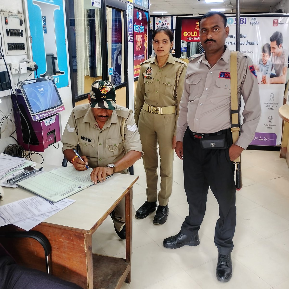 budaunpolice's tweet photo. #SSP @budaunpolice के निर्देशन में अपराध/अपराधियों पर नियंत्रण के दृष्टिगत #थाना_कोतवाली पुलिस द्वारा #बैंक_चेकिंग अभियान चलाकर बैंक/एटीएम तथा आस-पास संदिग्ध व्यक्ति/वाहनों की चेकिंग की गई, बैंक सुरक्षा ड्यूटी पर लगे सुरक्षाकर्मियों को आवश्यक दिशा-निर्देश दिये। https://t.co/10uJW8g1CV