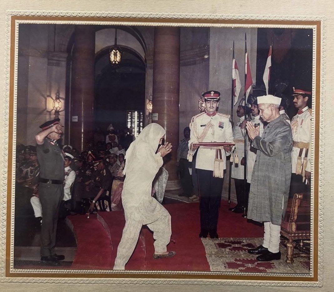 37VManhas's tweet photo. When Smt Shanti Devi walked up to the President of India to receive Ashok Chakra on behalf of her son
MAJOR RAJIV KUMAR JOON
Shaurya Chakra
22 GRENADIERS #IndianArmy
who was immortalized #OnThisDay fighting terrorists in Jammu & Kashmir in 1994.
#FreedomisnotFree a few pay #CostofWar.
