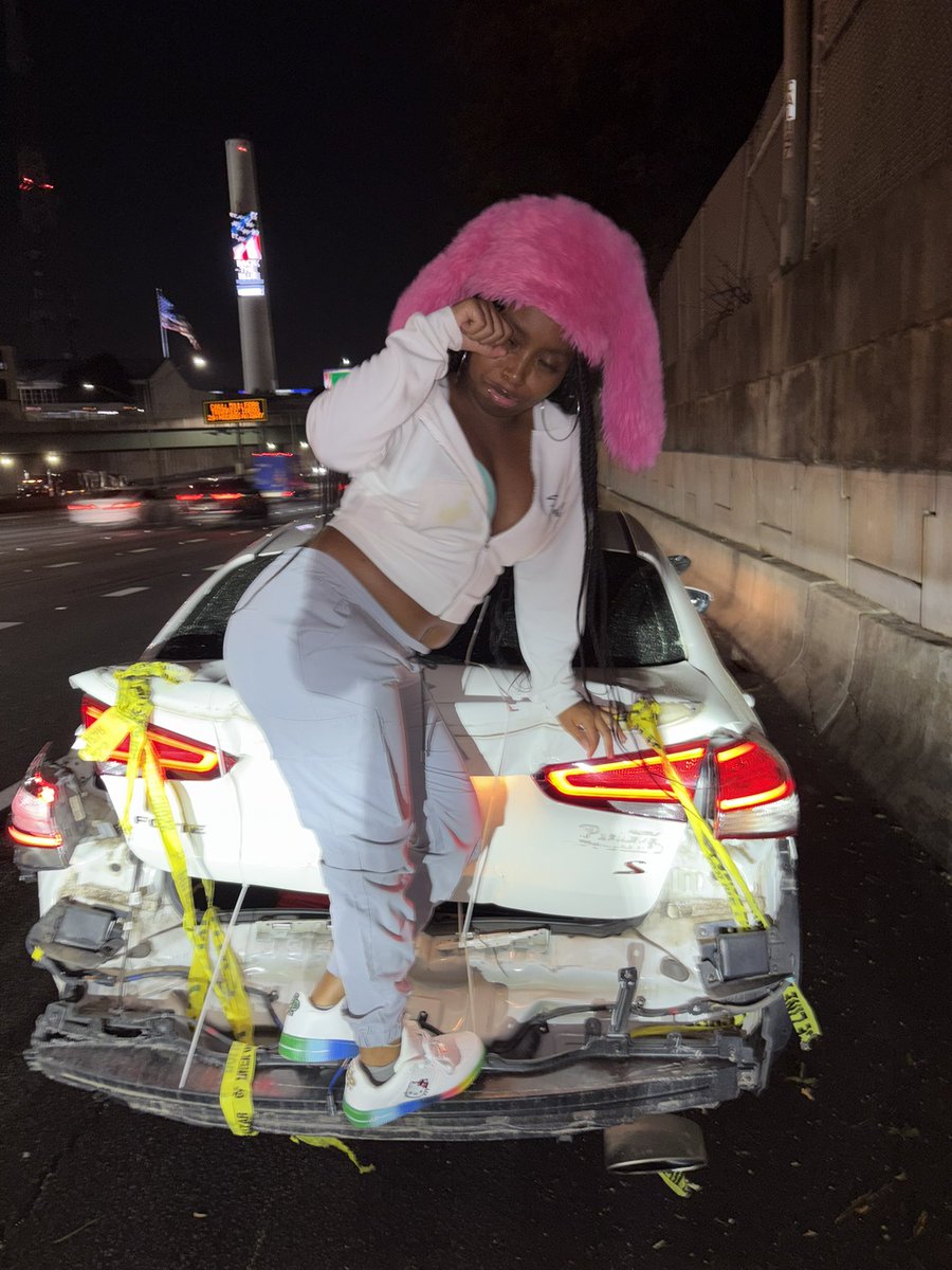 MuthafuckinLae's tweet photo. Got hit by a 18 wheeler 🚛 
i …kinda let him hit after https://t.co/V7X208aGtB